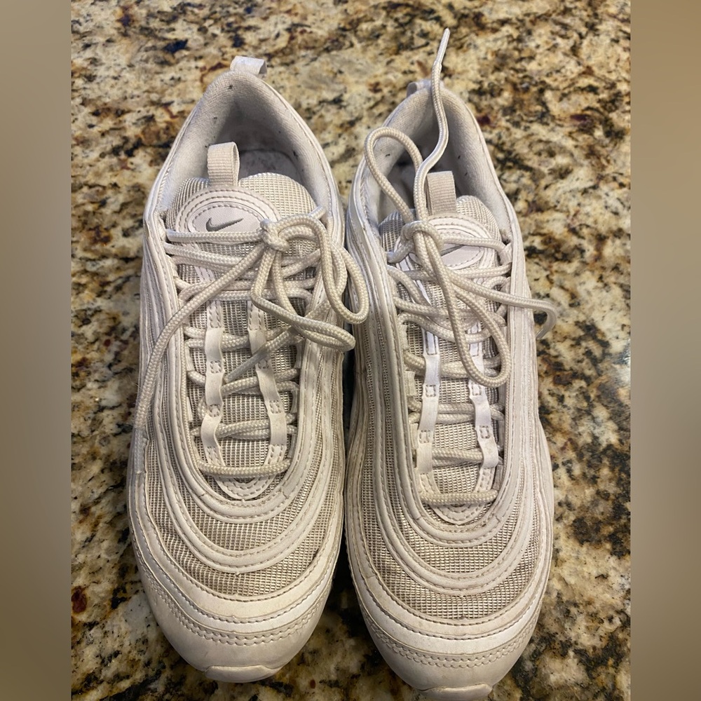 Men’s Nike shoe model number 921826–101